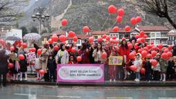 Anaokulu öğrencileri ve otizmli çocuklar balonlarla farkındalık oluşturdu