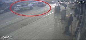 Otomobille giderken silahlı saldırıya uğradı, yaralı halde kaçıp polise sığındı; o anlar kamerada