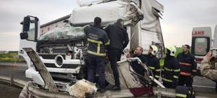 Mardin'de bariyerlere çarpan TIR'ın şoförü ağır yaralandı