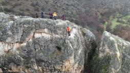 Kayalıkta mahsur kalan keçiyi itfaiye kurtardı