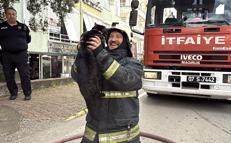 Kalp masajıyla kediyi yaşama bağlayan itfaiye erinin mutluluğu