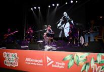 Mikail Aslan konseriyle Yüreğir'de unutulmaz gece