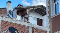 Avcılar'da yıkım sırasında bitişikteki apartman zarar gördü: Binamızın duvarı yok