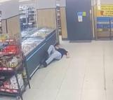 Küçükçekmece’de kendilerinden şüphelenen market çalışanına yumruk atıp kaçtılar