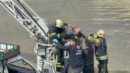 Dereye uçan kamyonetin sürücüsü öldü; kaza kamerada (2)