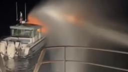 Kadıköy'de teknede çıkan yangın söndürüldü