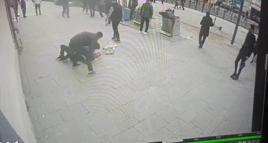 Fatih'te iki kardeşin abisine sopalı saldırısı kamerada