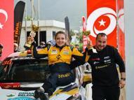 Türkiye'nin ilk engelli kadın pilotu Kübra Denizci Keskin'den podyumda çifte başarı