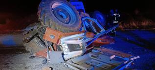 Ambulans traktöre arkadan çarptı: 4 yaralı