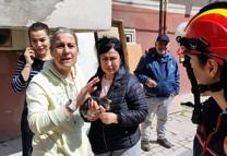 Avcılar’da yıkımı yapılan binada mahsur kalan yavru kediyi itfaiye kurtardı