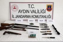 Evi ve deposunda 3 ruhsatsız silah ve 7 bıçak ele geçirilen şüpheli gözaltına alındı