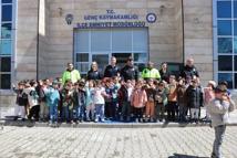 Genç'te minik öğrencilerden polislere ziyaret