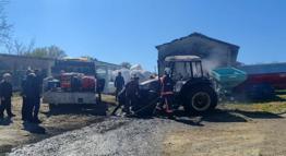 Evin bahçede park halindeki traktör yandı