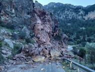 Fethiye'de yamaçtan düşen kaya parçaları yolu kapattı