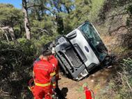 Yoldan çıkıp 15 metreden yuvarlanan beton mikserinin şoförü yaralandı
