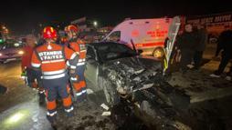 Avcılar'da seyir halindeki iki otomobil kafa kafaya çarpıştı: 4 yaralı