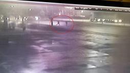 Yola düşen telefonunu almak isterken otomobilin çarptı