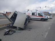 Ankara'da 2 otomobil kavşakta çarpıştı: 3 yaralı