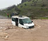 Kalp krizi geçiren kadın, selin kapattığı yolda mahsur kaldığı araçta öldü