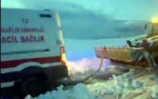 Hasta almaya giderken kara saplanan ambulansı, karla mücadele ekipleri kurtardı