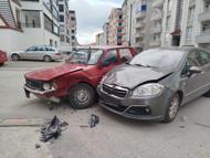 Sivas'ta iki otomobil çarpıştı; sürücüler yaralandı