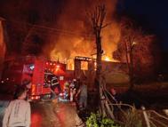 Tek katlı ev alev alev yandı