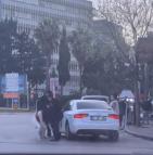 Tartıştıkları kadını otomobilden indirip bıraktılar; o anlar kamerada