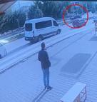 Otomobil, kaldırımdaki 2 çocuğa çarptı; kaza kamerada