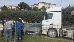 Orhangazi'de hafriyat kamyonu çarptığı otomobili sürükledi