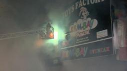 Bağcılar'da 2 katlı oyuncak mağazasında çıkan yangın söndürüldü