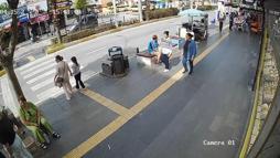 Motosiklet yaya geçidinde anne ve kızına çarptı