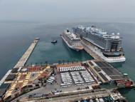 Kuşadası'na 2 kruvaziyerle 5 bin 297 turist geldi