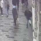 Beyoğlu’nda kaldırımda unutulan bez çantayı çalan şüpheli tutuklandı