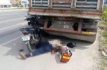 Park halindeki kamyona çarpan motosikletin 80 yaşındaki sürücüsü öldü