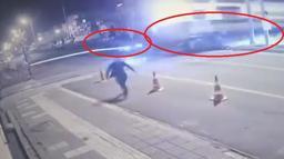 Otomobilin yük trenine çarptığı kaza kamerada