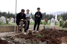 Saldırıda hayatlarını kaybeden öğrencilerin mezarlarını ziyaret edip gözyaşı döktüler