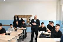 Vali Ustaoğlu, öğretmen ve öğrencilerle bir araya geldi