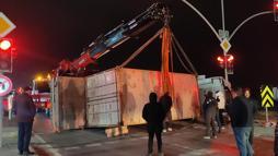 Arnavutköy’de TIR devrildi, yol trafiğe kapandı