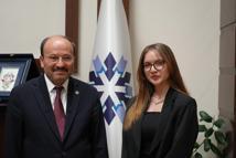 4'üncü sınıf öğrencisi Gizem, rektörün 11 saatini gözlemledi