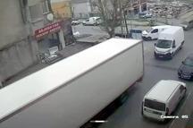 Beylikdüzü'nde şoförün el frenini çekmeyi unuttuğu TIR minibüse çarptı
