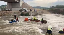 İşçilerini taşıyan traktör dereden geçerken devrildi: 10 işçi vinç yardımıyla kurtarıldı