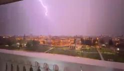 Mardin’de şimşekler geceyi aydınlattı