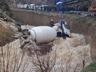 Dereye yuvarlanan beton mikserinin şoförü kayboldu