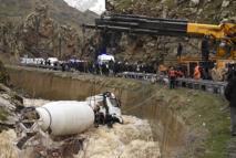 Dereye yuvarlanan beton mikserinin şoförü kayboldu