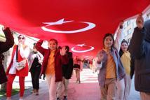 Öğrenci ve velileri ile öğretmenler 200 metrelik Türk bayrağıyla yürüdü