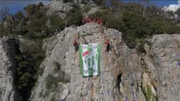 Tatbikatı tamamlayan arama kurtarma ekipleri, zirvede Bursaspor bayrağı dalgalandırdı