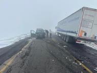 Artvin- Ardahan yolunda hafif ticari araç ile TIR’ın çarpıştığı kaza kamerada: 2 yaralı