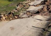 Bursa'da heyelan: Kırsal mahalleleri bağlayan yol ulaşıma kapandı