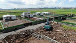 Diyarbakır’da mera alanına yapılan 13 kaçak yapının yıkımına başlandı