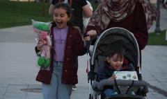 Düşen oyuncaklar çocuklara bayram hediyesi oldu